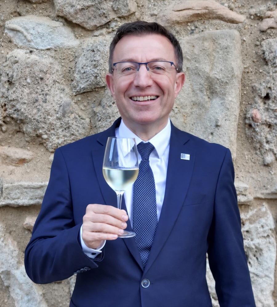 Ljubo Vuljaj, Diplomsommelier und Weinmarketing-Berater, mit einem Glas Wein